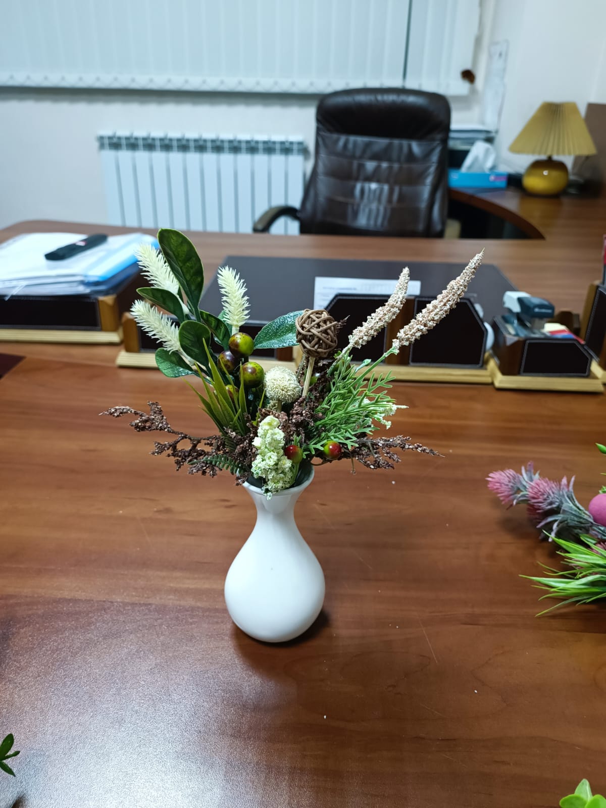 легкое украшение стола в виде букета